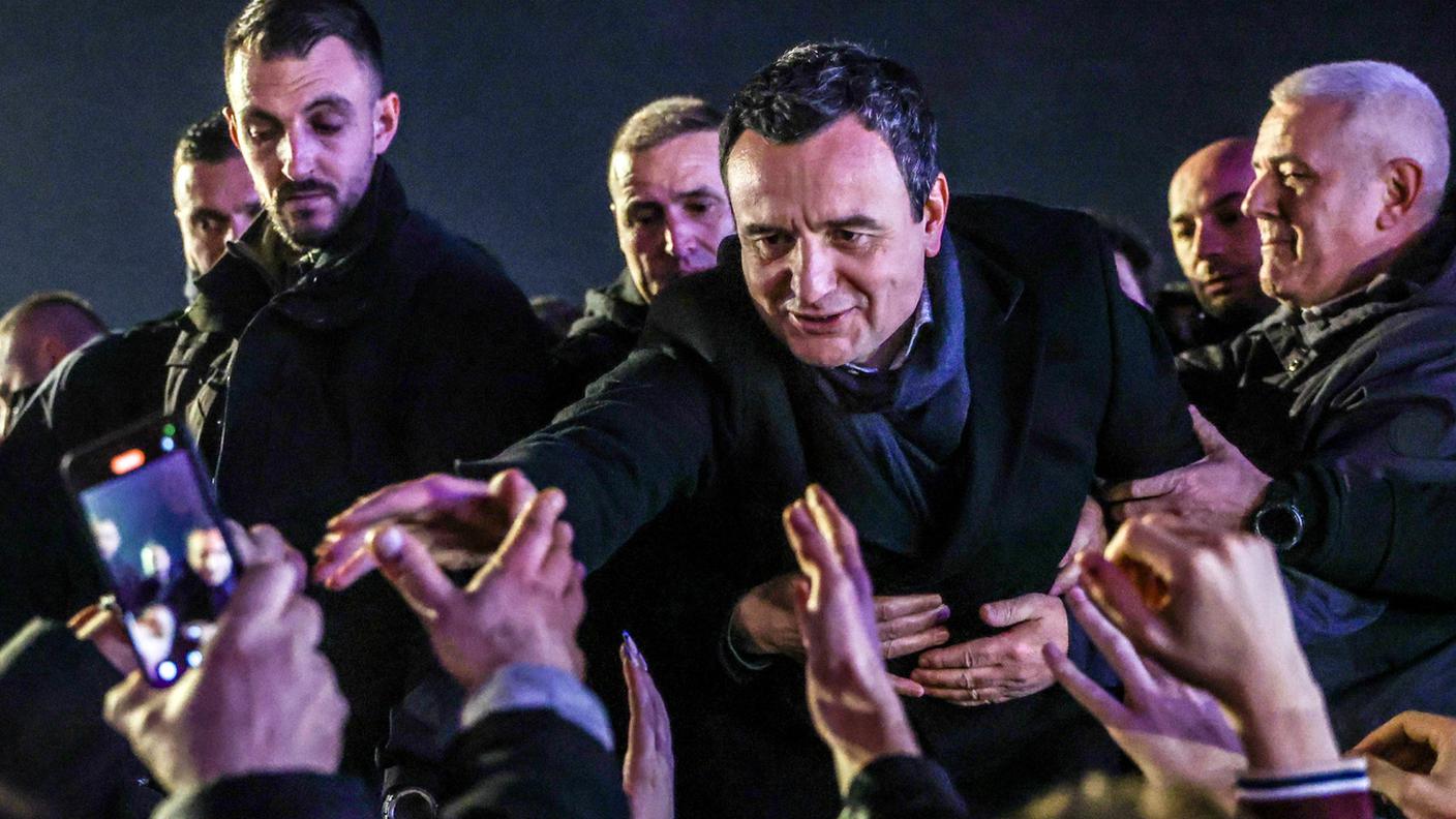 Il premier kosovaro Albin Kurti saluta i suoi sostenitori dopo la vittoria elettorale di domenica