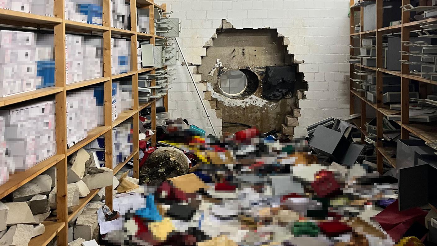 Il foro in una delle pareti da cui i ladri sono entrati per saccheggiare le cassette di sicurezza