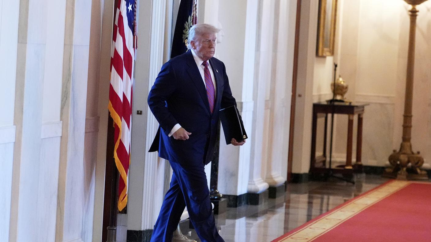 Donald Trump, dopo essere stato rieletto, ha firmato provvedimenti per tagliare i costi sanitari e riformare il sistema