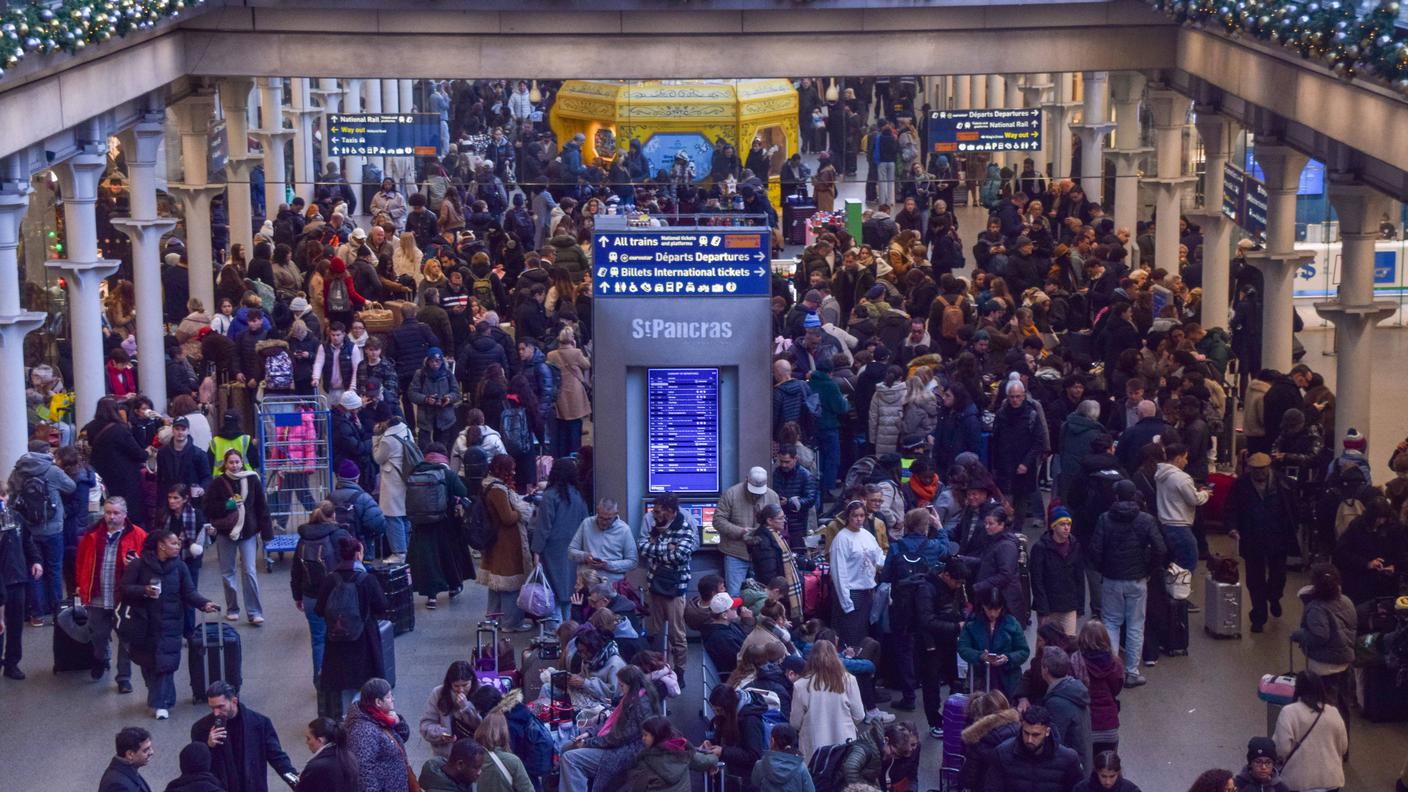 Viaggiatori in attesa di poter partire alla stazione St. Pancras a Londra
