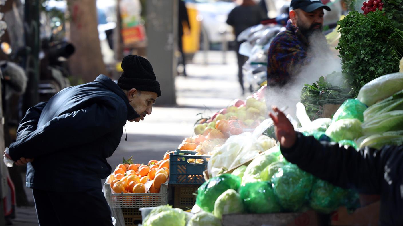 Un uomo osserva i cartellini della merce al bazar