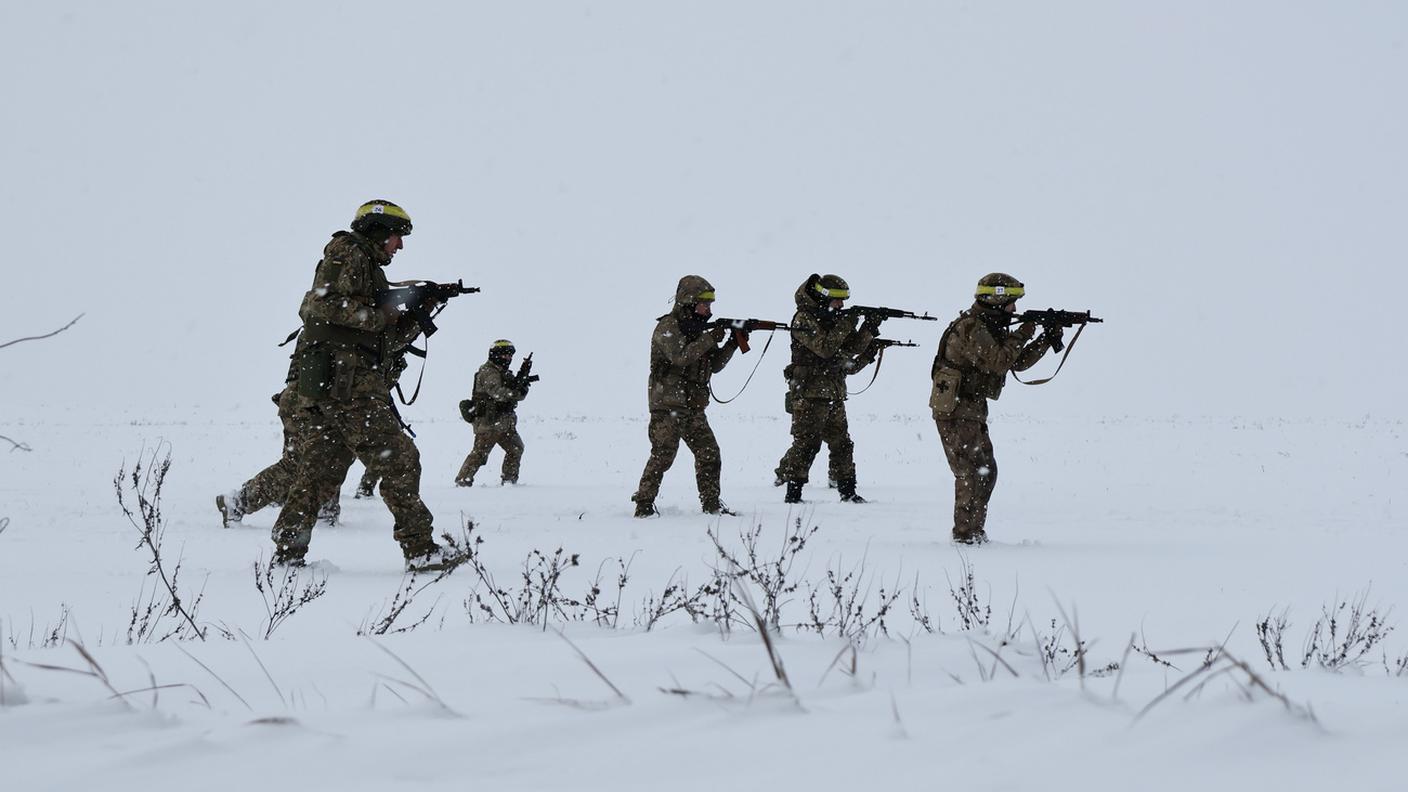 Nuove reclute hanno partecipato il 29 dicembre alle esercitazioni in un campo di addestramento nella regione di Zaporizhia
