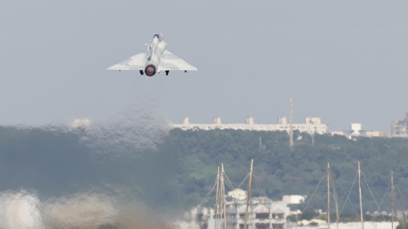 Un Mirage taiwanese decolla per controllare le manovre militari cinesi non lontano dalle coste dell'isola