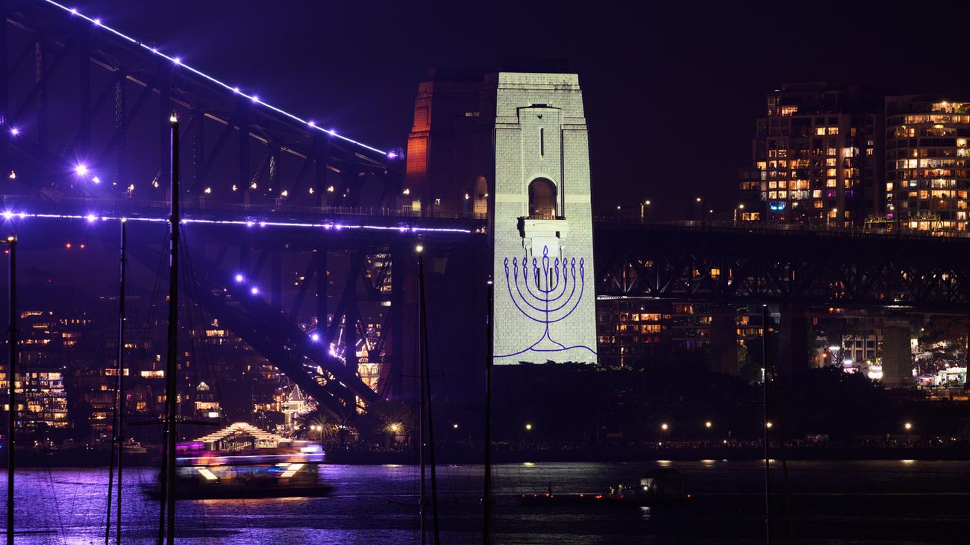 La menorah illuminata per ricordare le vittime di Bondi Beach