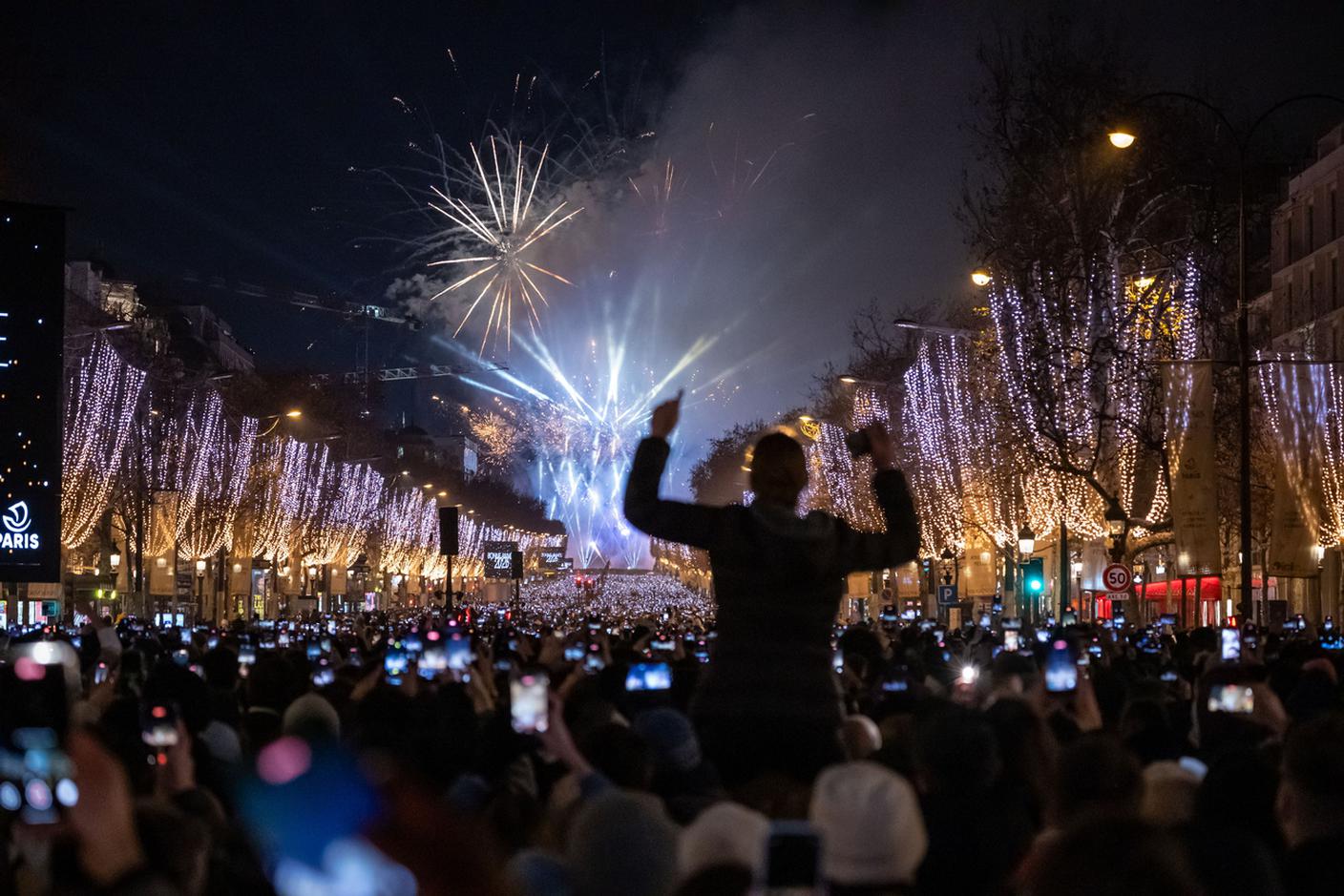 Telefonini puntati sugli Champs-Elysees a Parigi