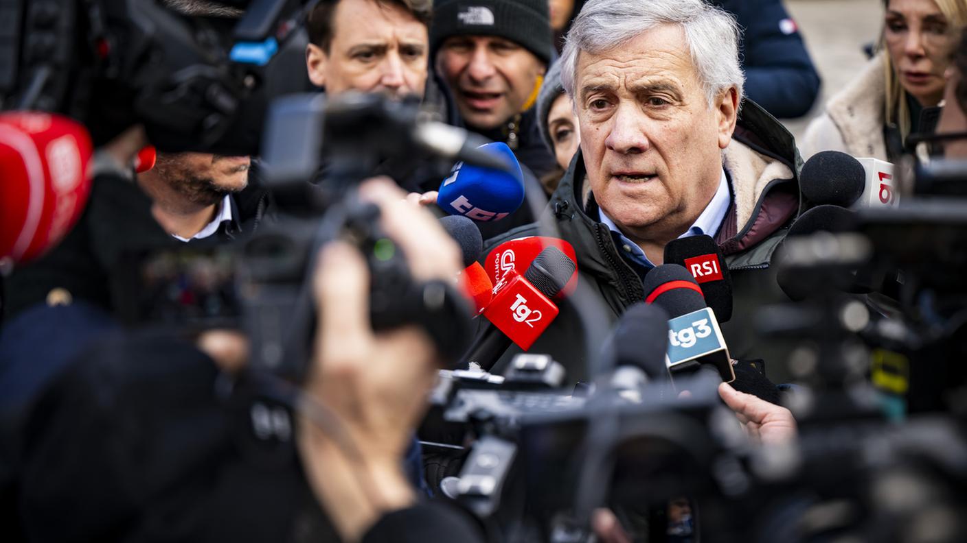 Il ministro italiano attorniato dai giornalisti a Crans-Montana