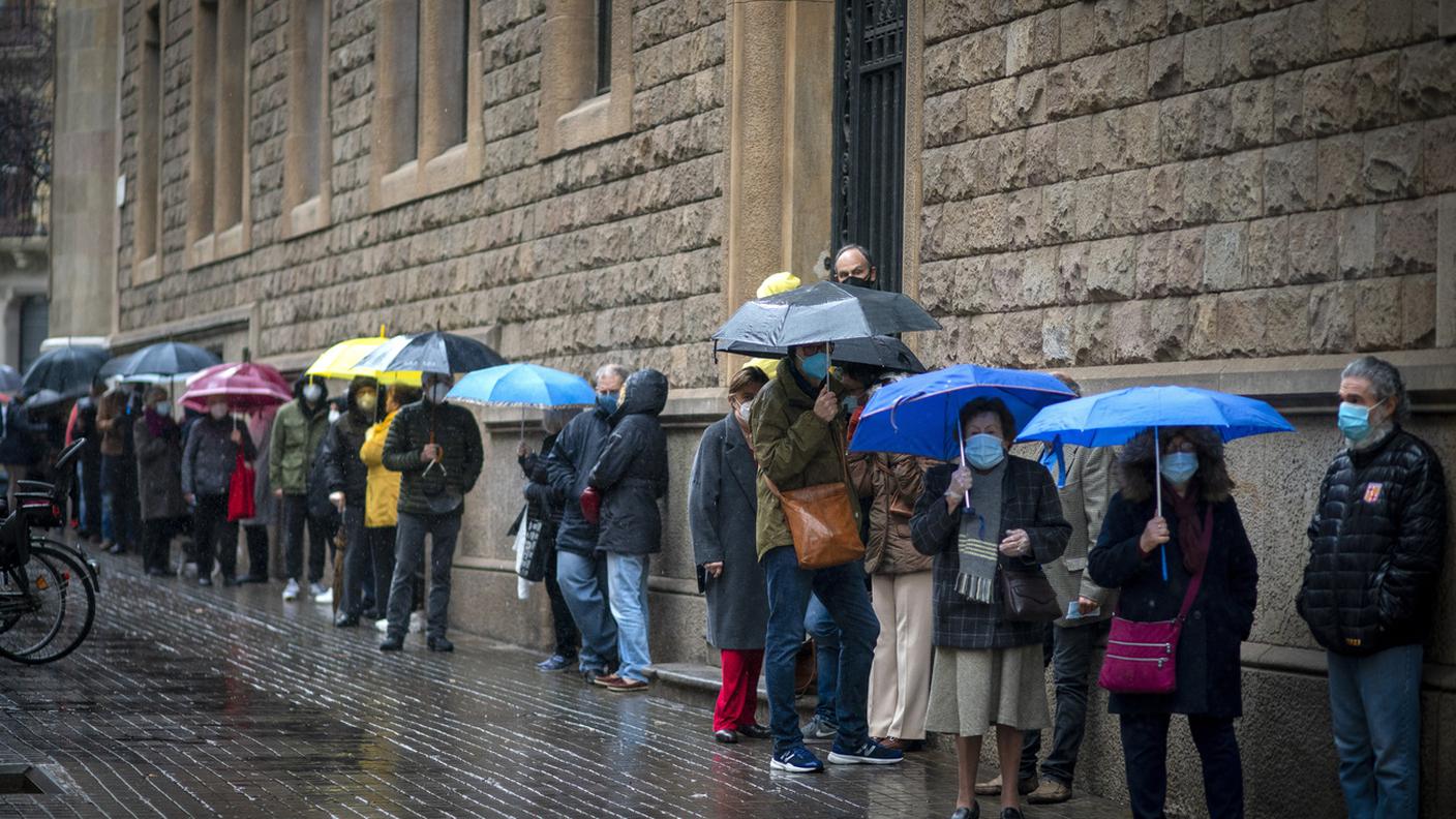 Barcellona, in coda sotto la pioggia per votare
