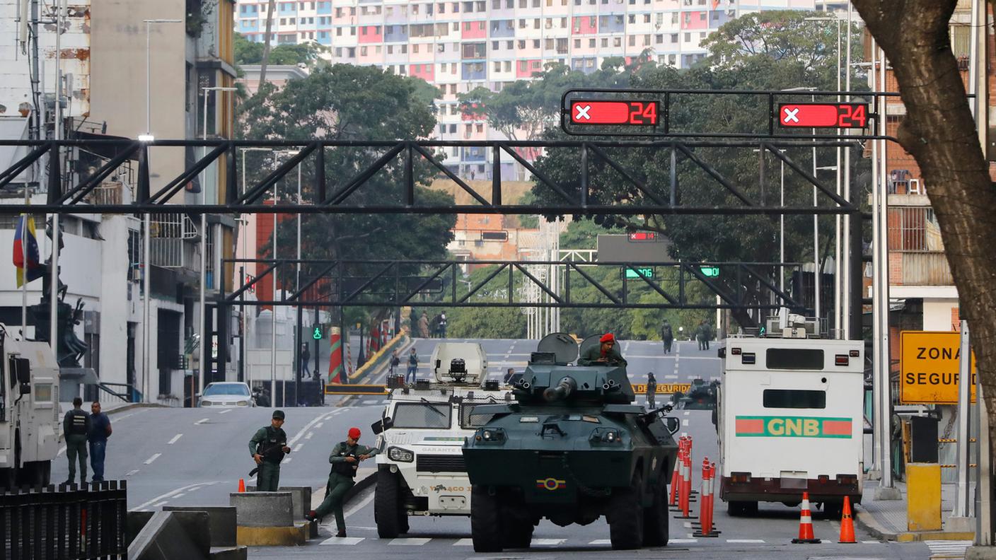 Blindati della Guardia Nazionale bloccano un viale che conduce al palazzo presidenziale di Miraflores a Caracas, Venezuela, 3 gennaio 2026
