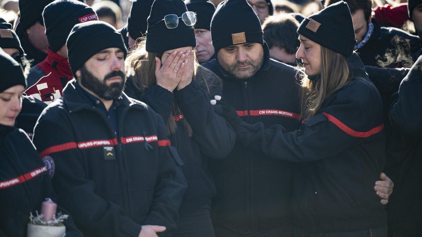 La commozione dei pompieri di Crans-Montana, stamani, durante la celebrazione della Messa in suffragio delle vittime del rogo