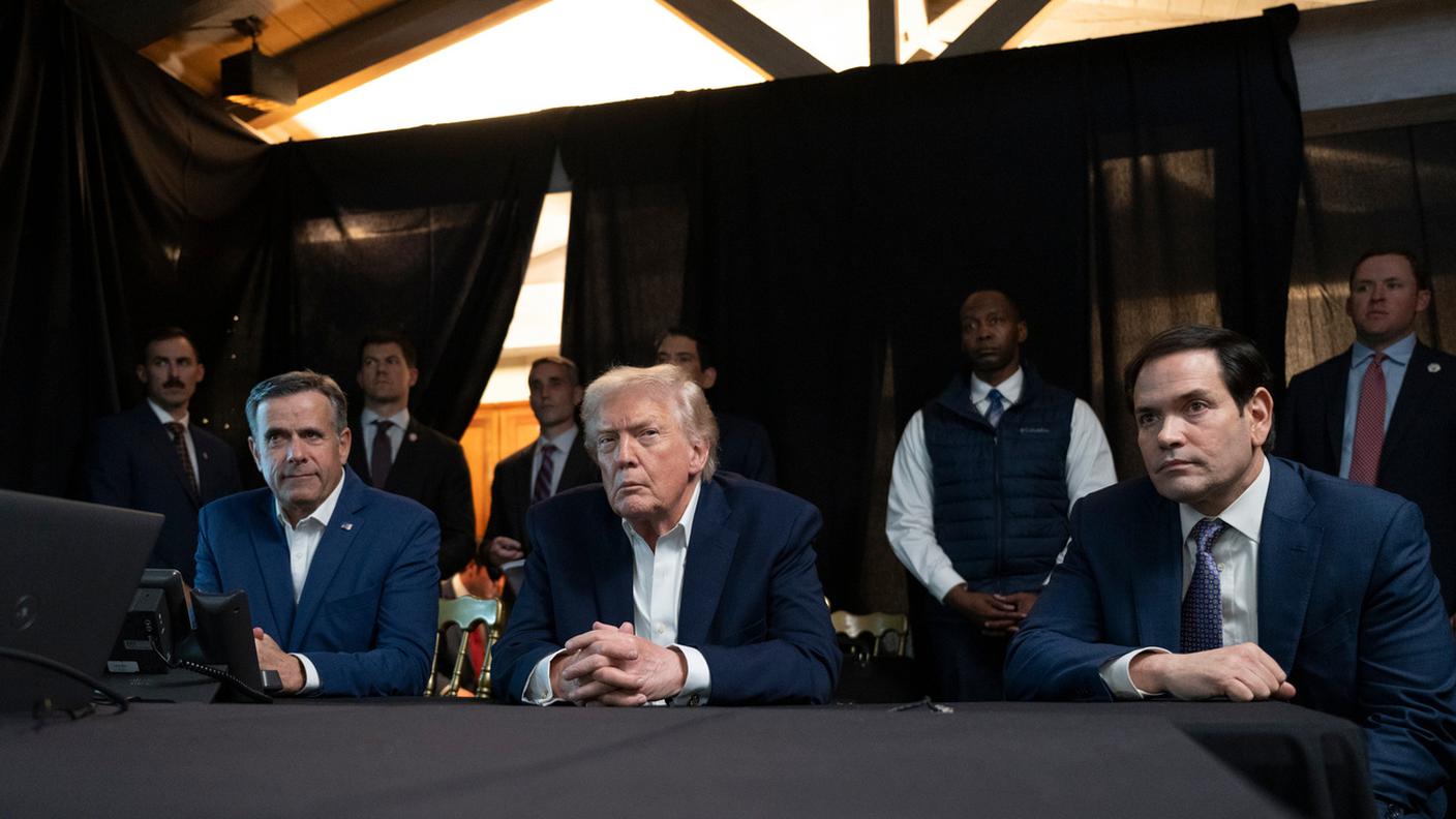 Trump monitora le operazioni militari USA in Venezuela, con il direttore della CIA John Ratcliffe, a sinistra, e il segretario di Stato Marco Rubio a Mar-a-Lago, Florida, 3 gennaio 2026