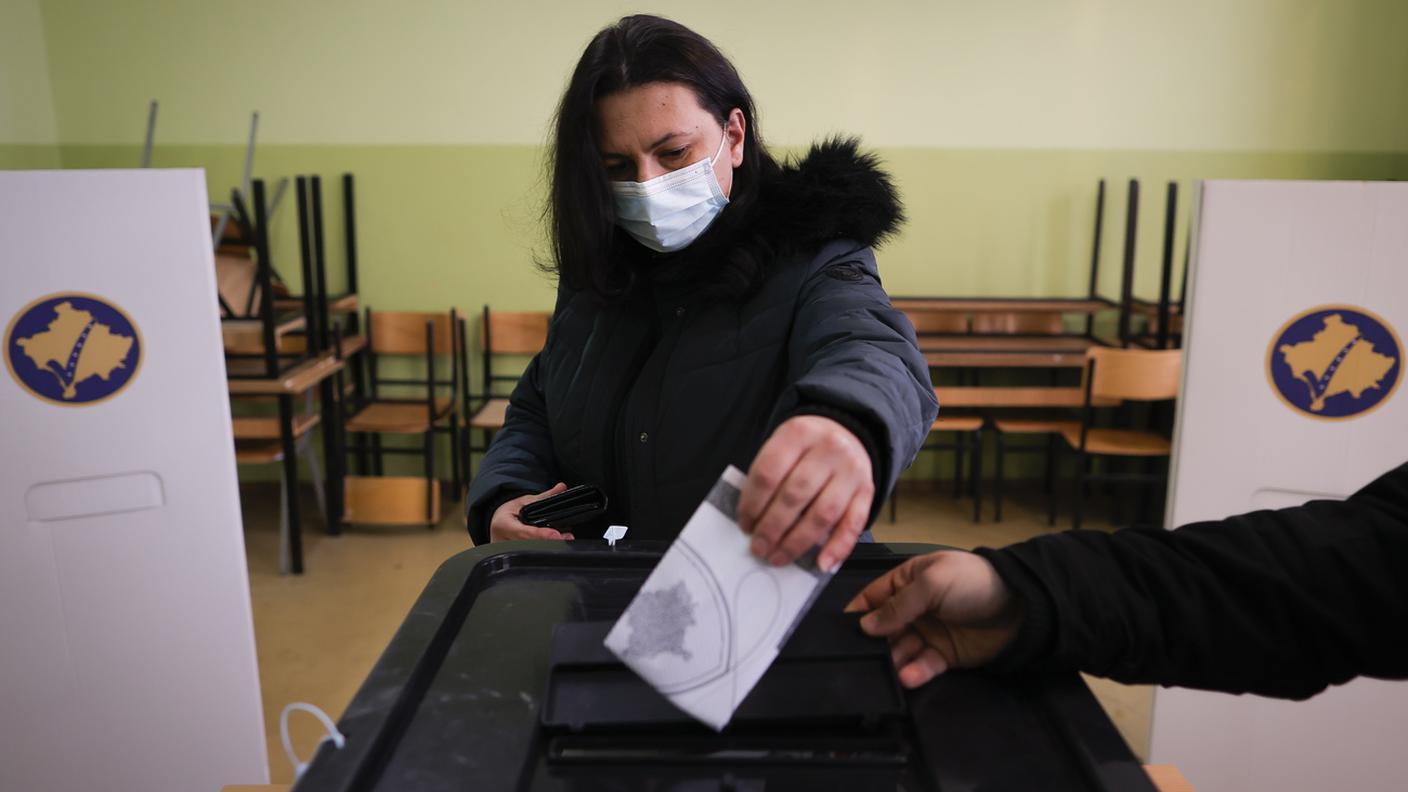 Diversi sondaggi effettuati all'uscita delle urne stanno evidenziando il successo del partito guidato da Albin Kurti