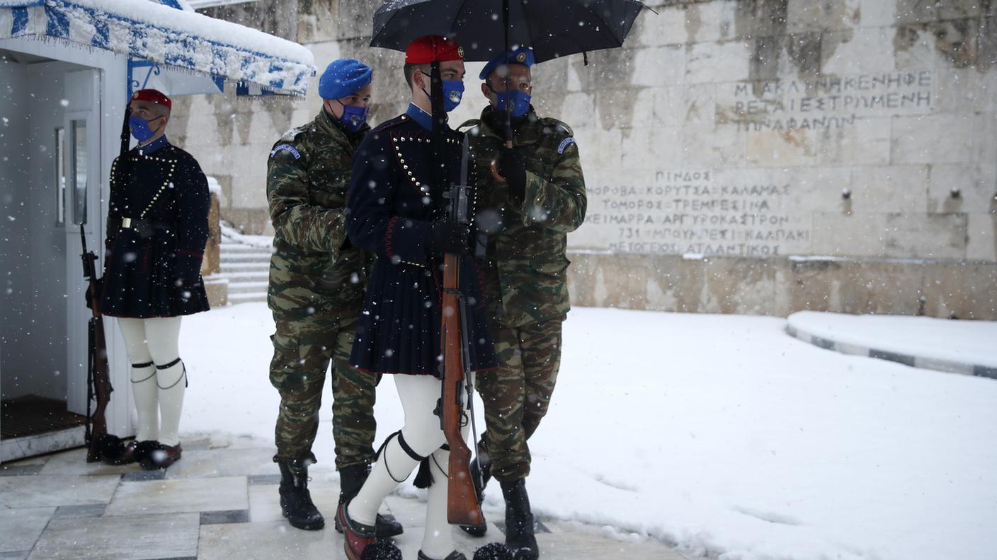 La capitale greca bloccata dalla neve