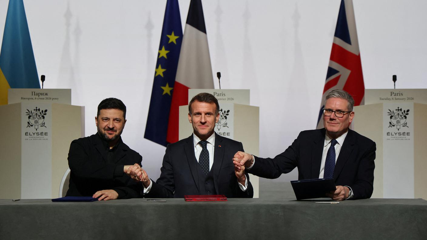 Volodymyr Zelensky, Emmanuel Macron e Keir Starmer