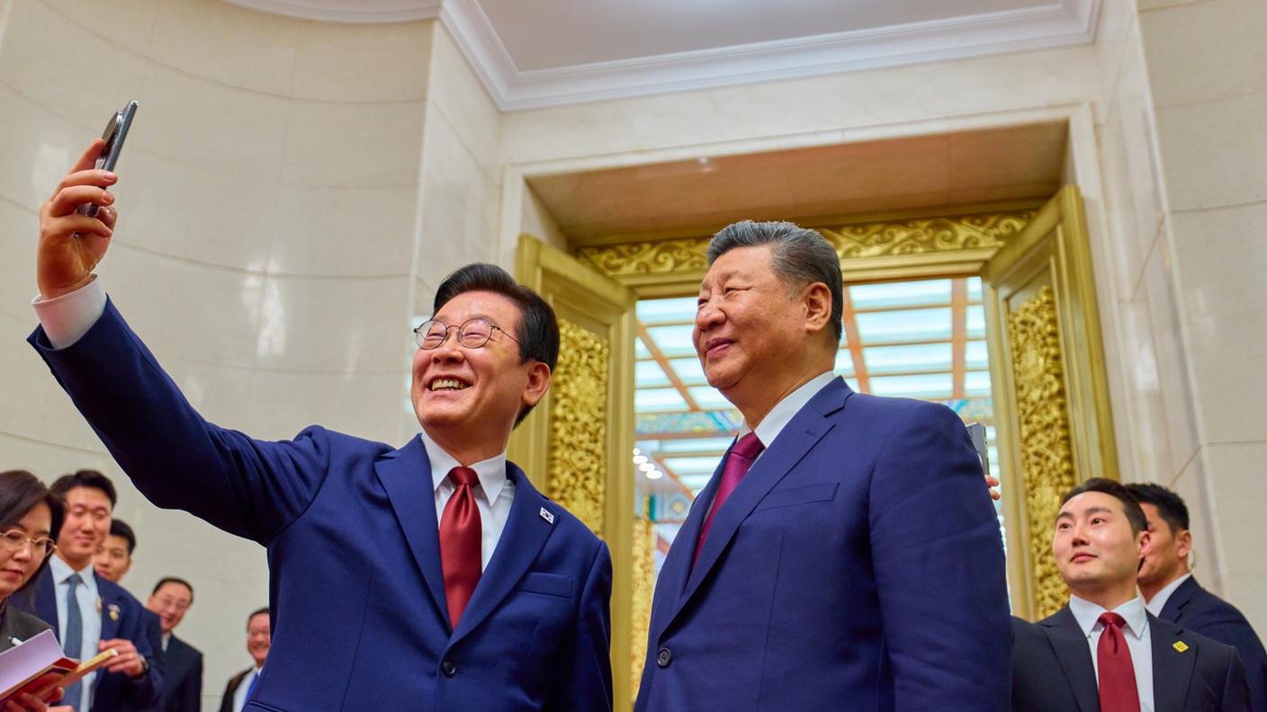 Il presidente sudcoreano Lee Jae-myung si fa un selfie con l'omologo cinese Xi Jinping martedì a Shanghai