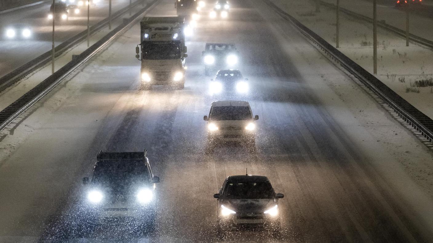 Un'autostrada nei pressi di Amsterdam sotto una copiosa nevicata mercoledì mattina