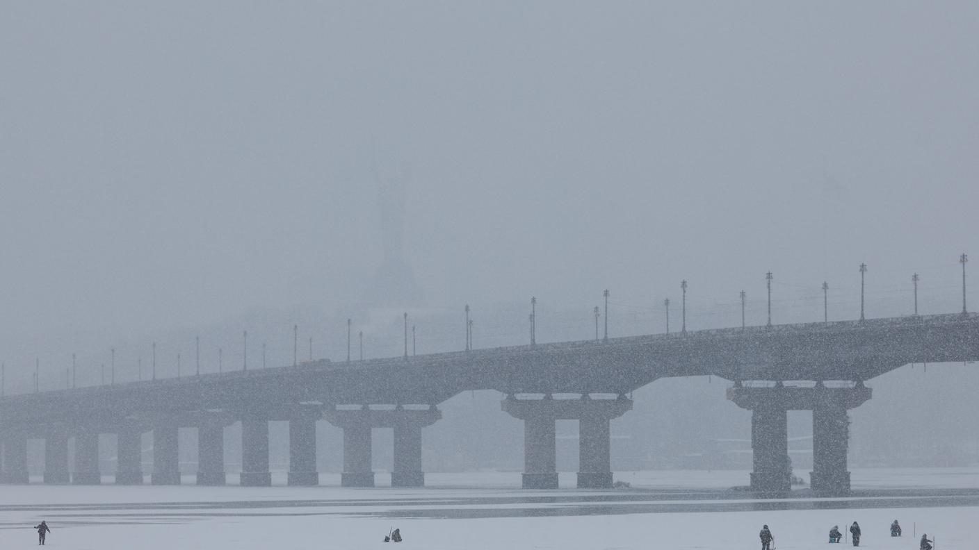 Persone pescano lungo il Dnipro a Kiev