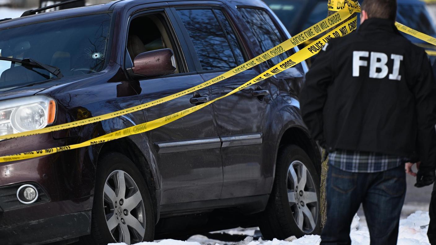 La vettura della madre di famiglia uccisa da un agente con un foro di proiettile nel parabrezza