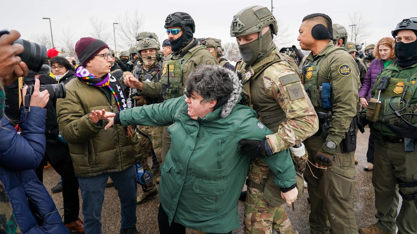 La protesta si sta allargando ad altre città USA. Agenti federali respingono i manifestanti a Fort Snelling, Minnesota, 8 gennaio 2026