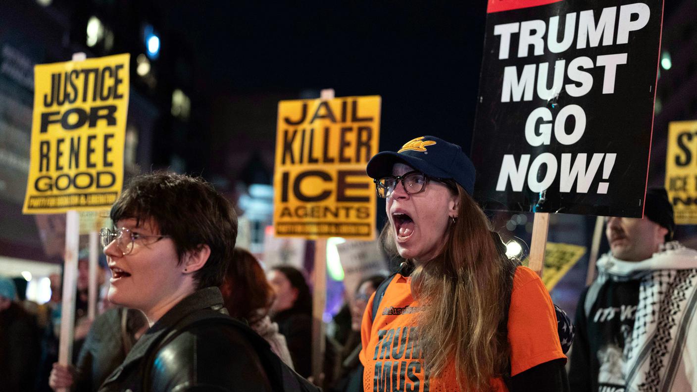 Manifestanti protestano contro gli agenti dell'ICE a Washington, 8 gennaio 2026