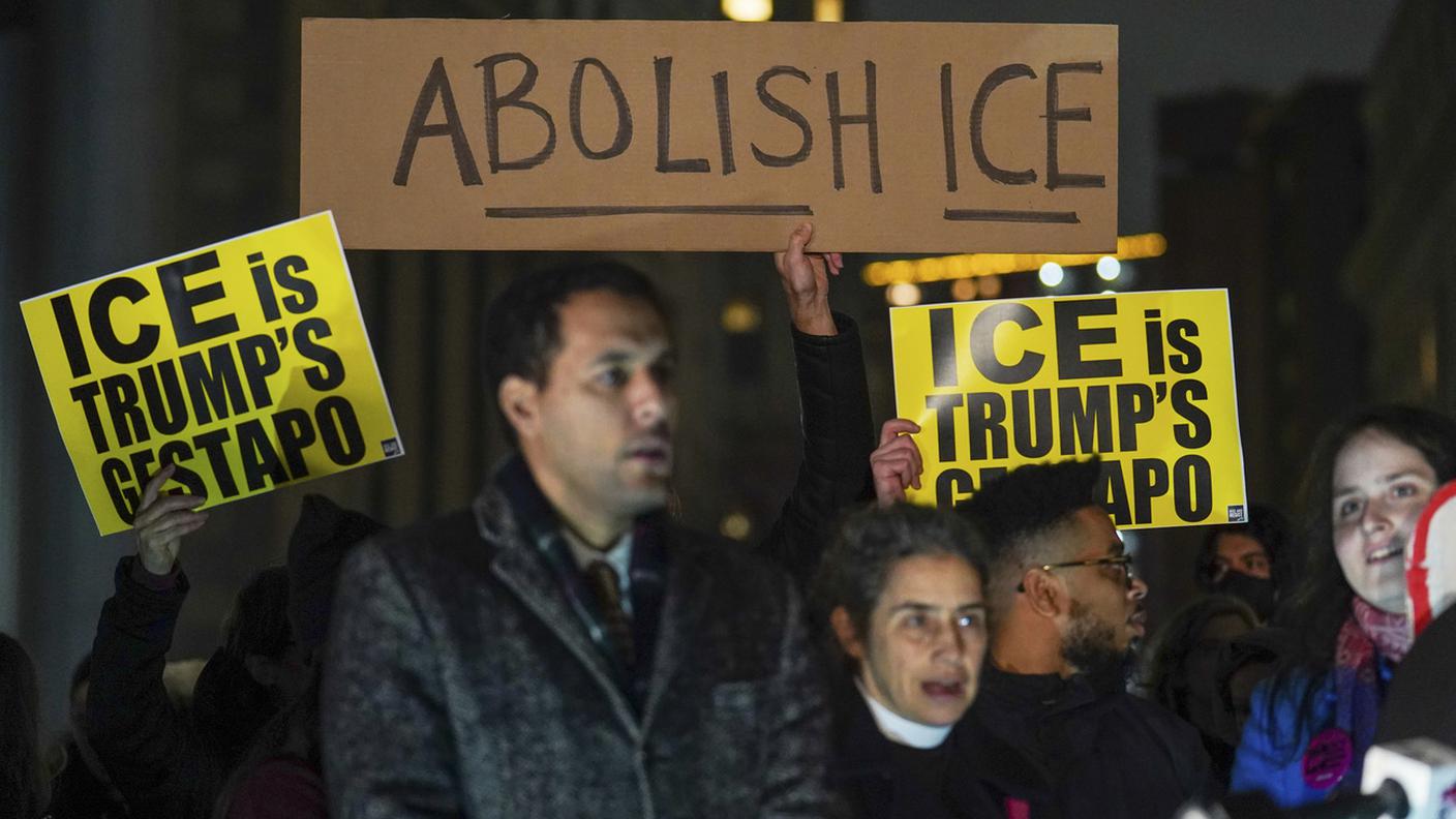 Manifestanti protestano a New York contro l'ICE per l'uccisione di Renee Nicole Good a Minneapolis