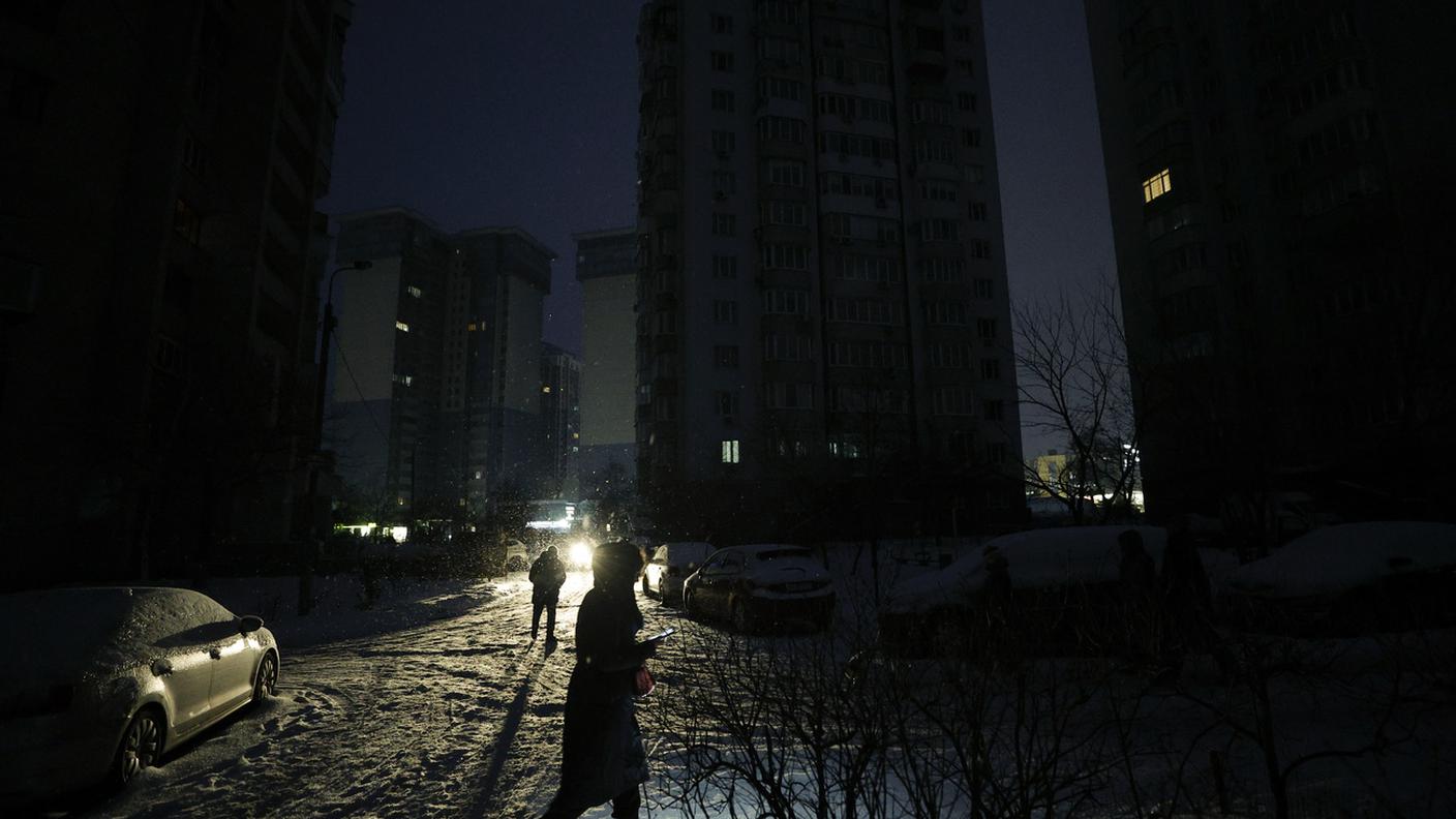 Gli abitanti di Kiev sono al freddo e al buio