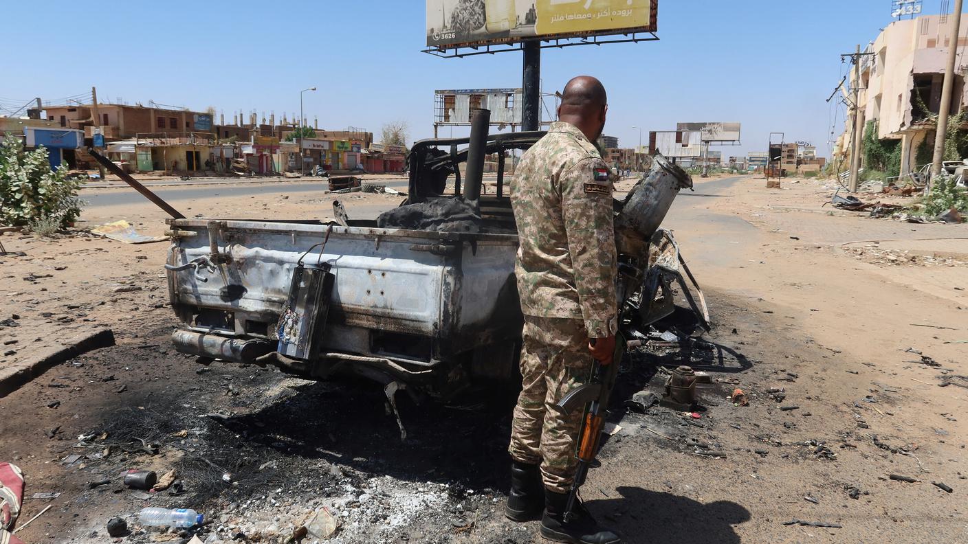 Un soldato vicino a Khartoum (foto d'archivio)