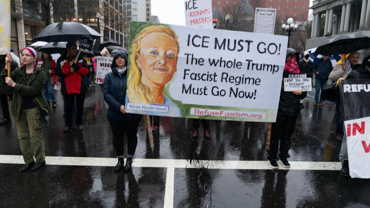 Manifestazione fuori dalla Casa Bianca a Washington per Renee Nicole Good e contro l'ICE (uno dei suoi agenti ha ucciso la poetessa a Minneapolis)