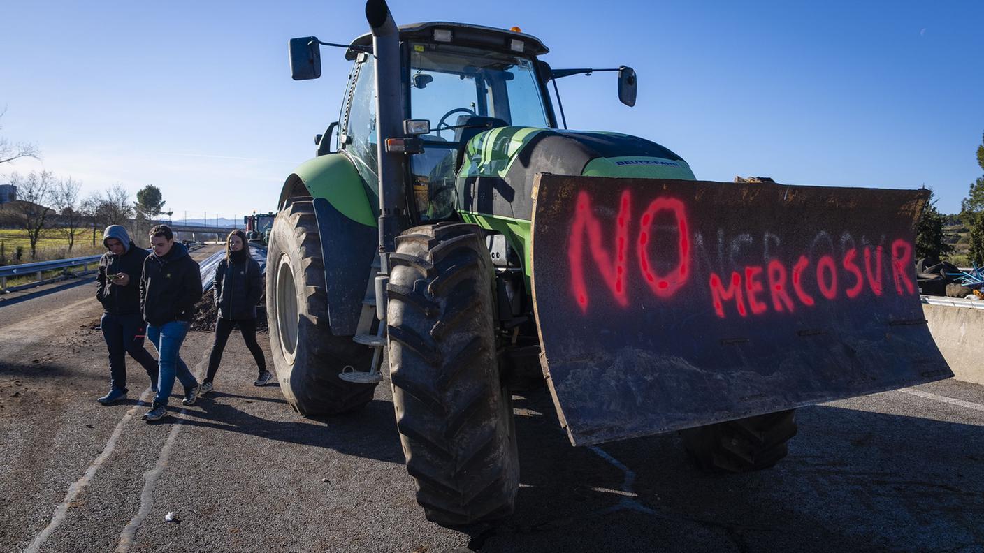 Le proteste dei contadini francesi hanno raggiunto martedì Parigi dopo altre località