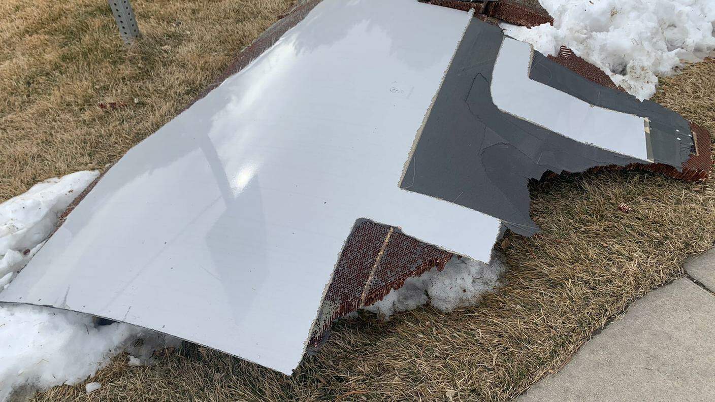 Uno dei pezzi del motore caduti al suolo dopo l'incidente nei cieli di Denver