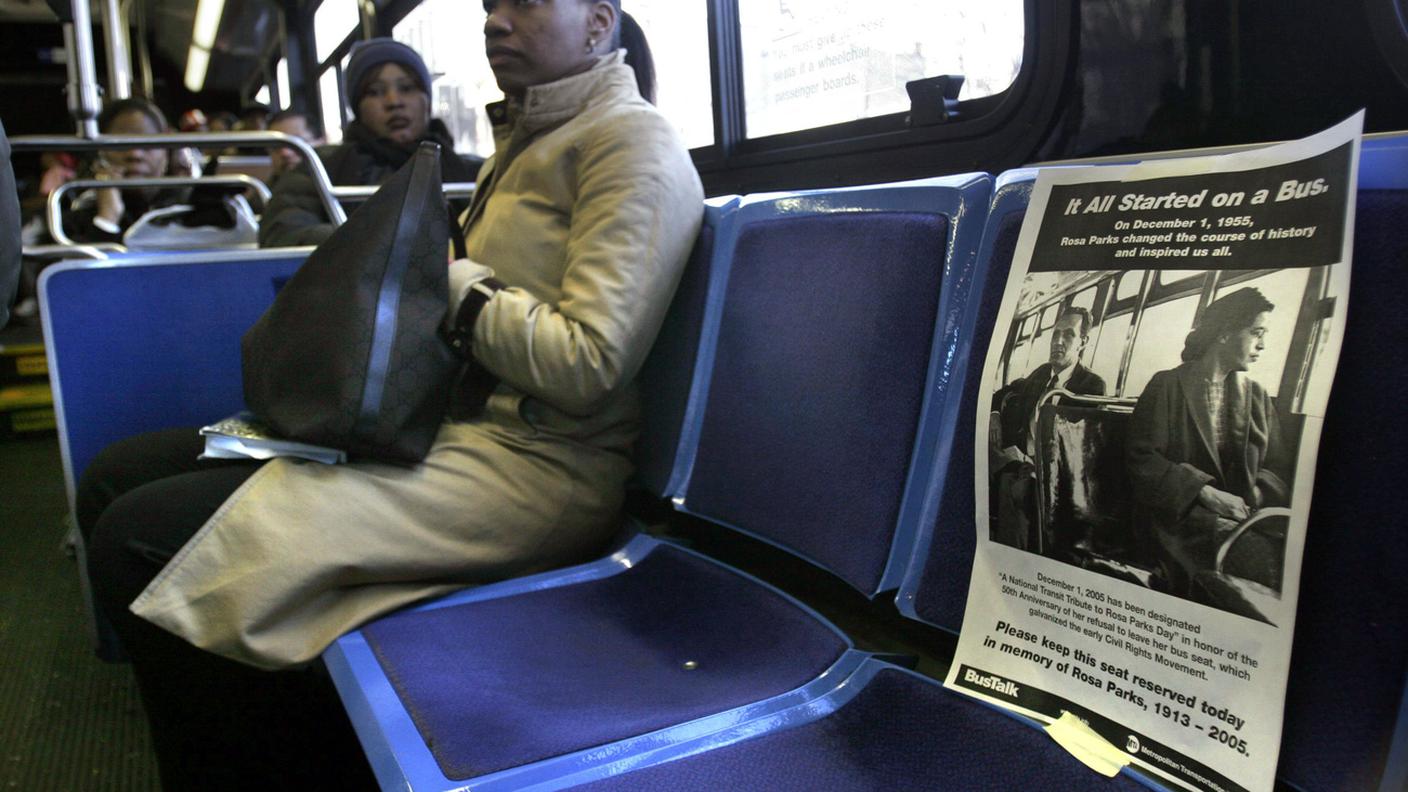 Nel 2005 muore Rosa Parks, un poster omaggia l'attivista con una sua celebre foto, seduta su un autobus il 21 dicembre 1955