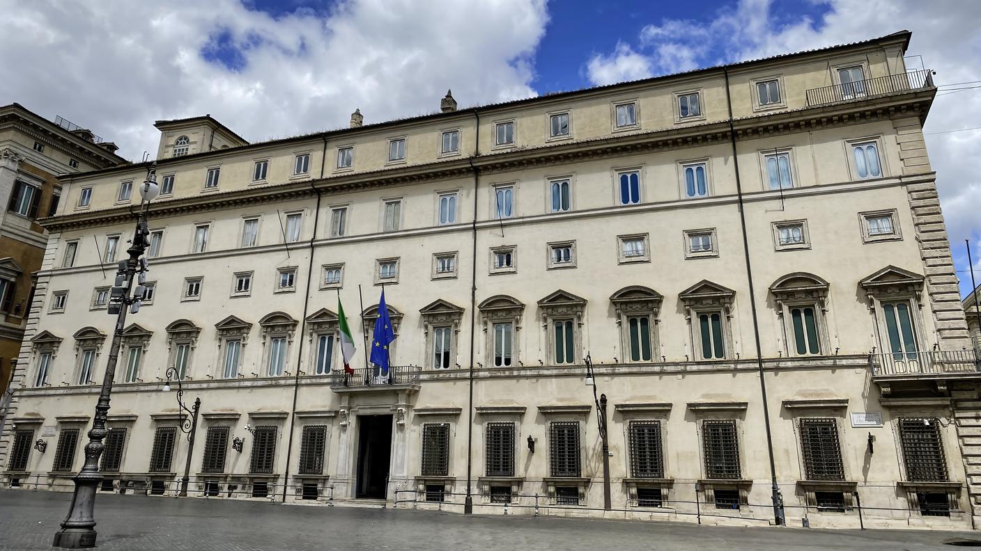 Le autorità italiane hanno incontrato i familiari delle vittime del rogo