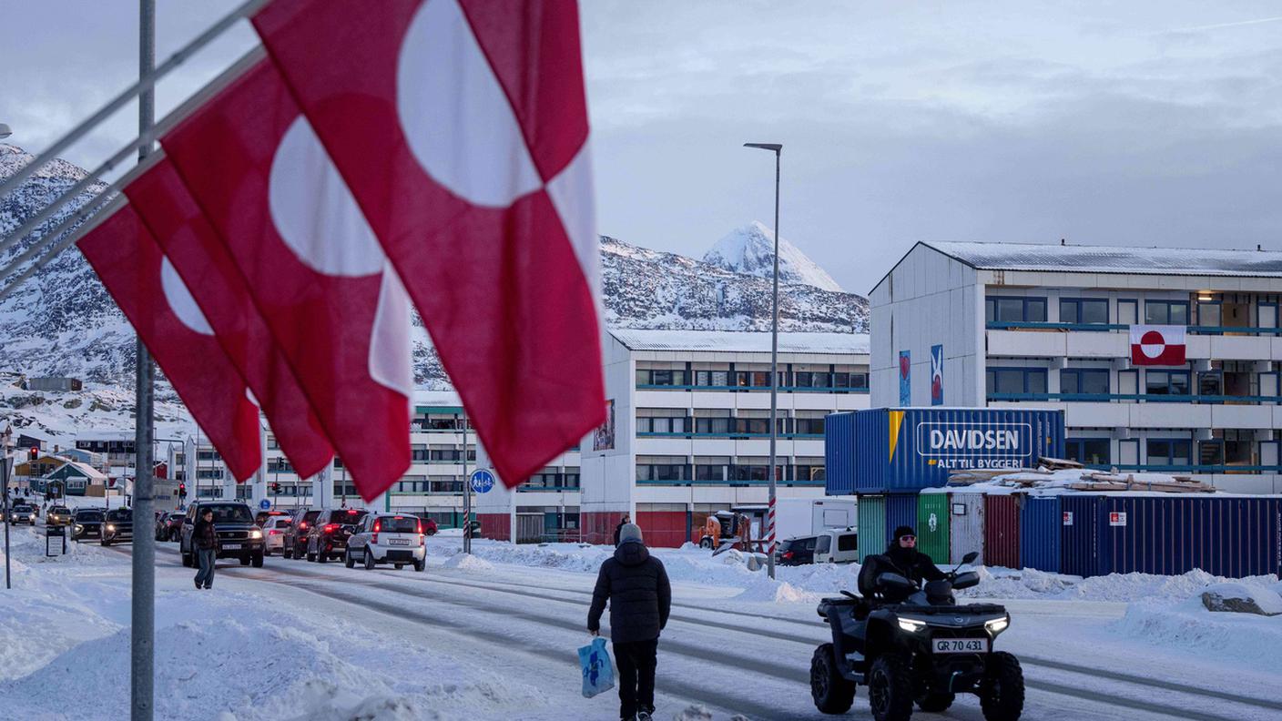 Intanto a Nuuk, la capitale dell'isola artica, stanno spuntando un po' ovunque le bandiere groenlandesi
