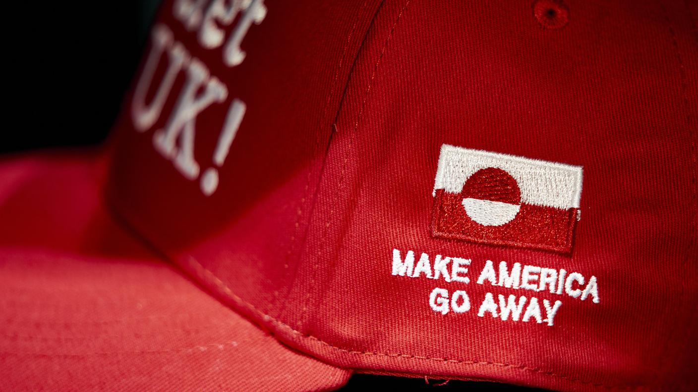 A Nuuk, la capitale groenlandese, vanno a ruba i cappellini che si prendono gioco di quelli MAGA (Make America great again)