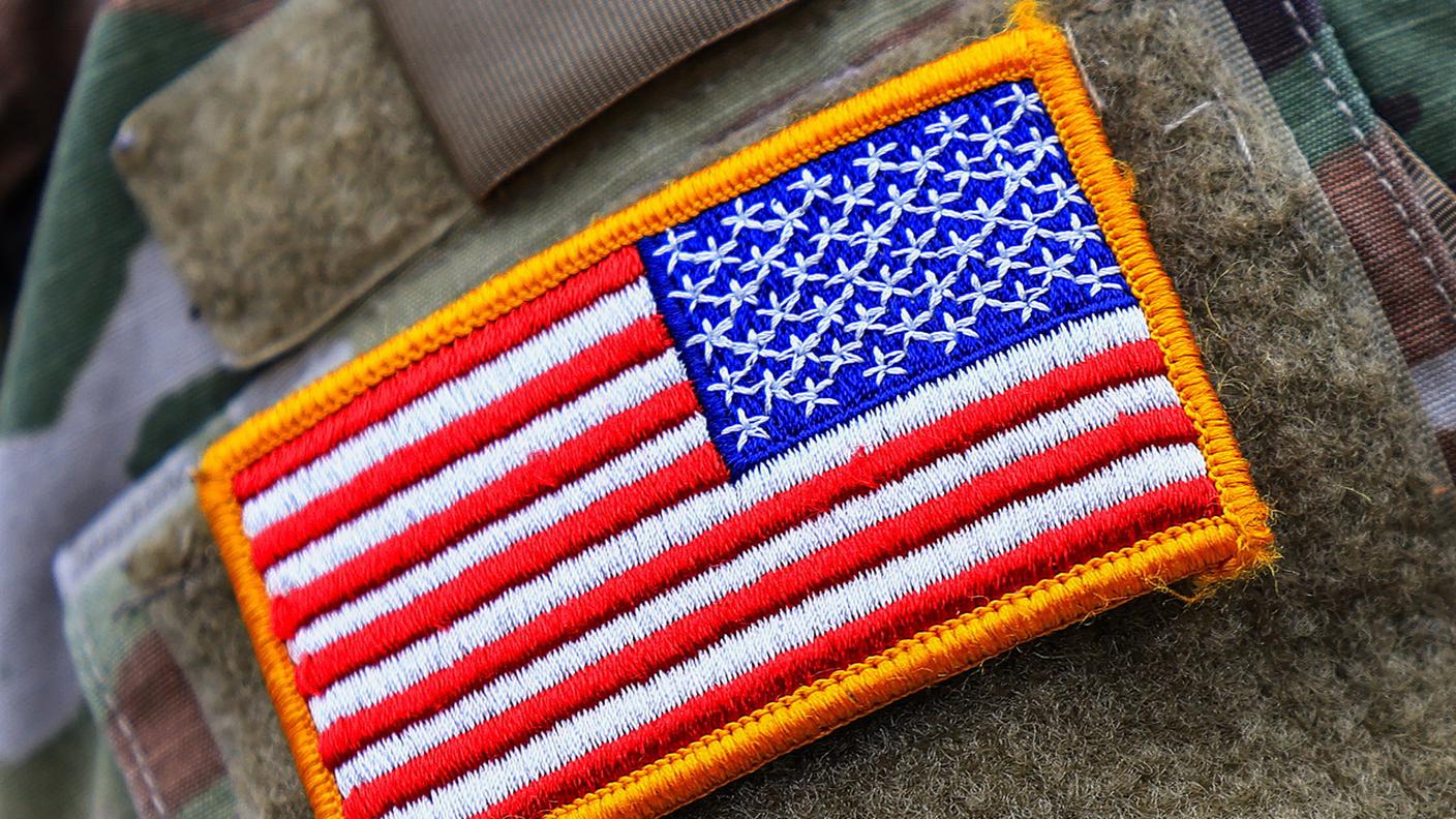 La bandiera americana sulla spalla di un soldato