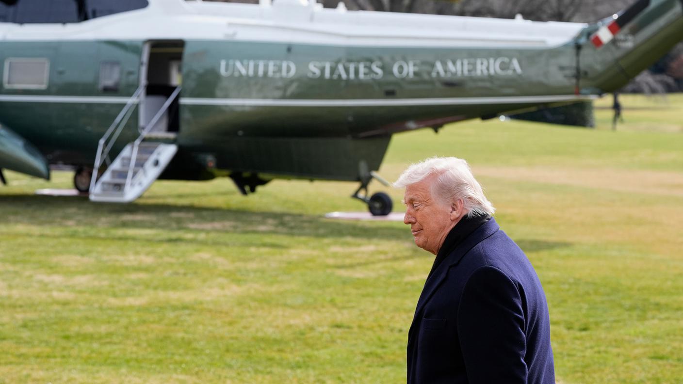 Il presidente Donald Trump sul prato della Casa Bianca, venerdì 16 gennaio 2026