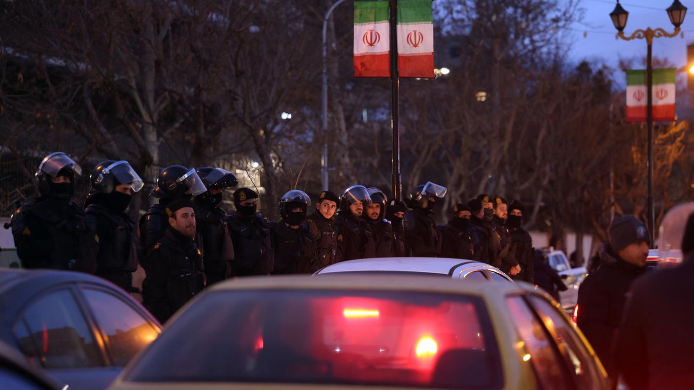Polizia iraniana durante una protesta di studenti a Teheran