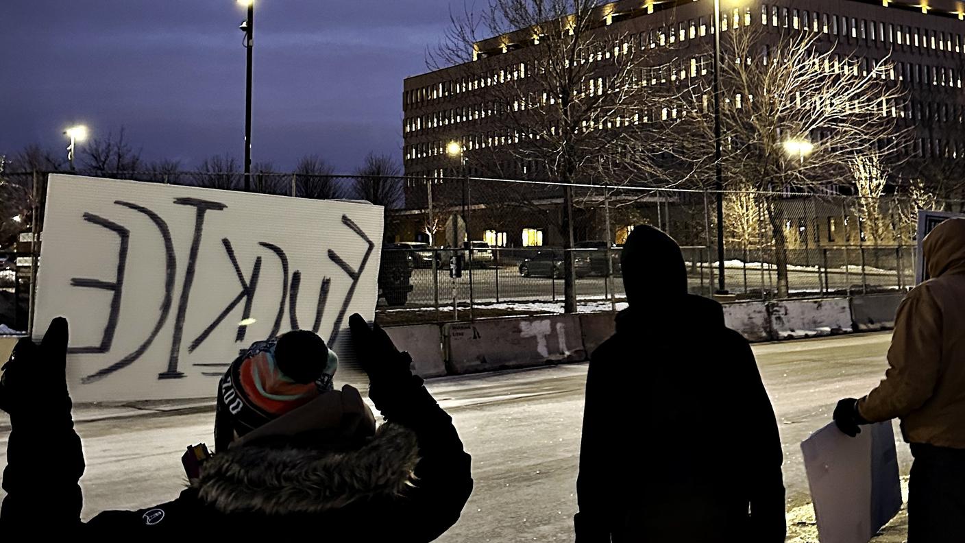 Sin dalle prime ore dell'alba i manifestanti davanti al Centro federale dell'ICE