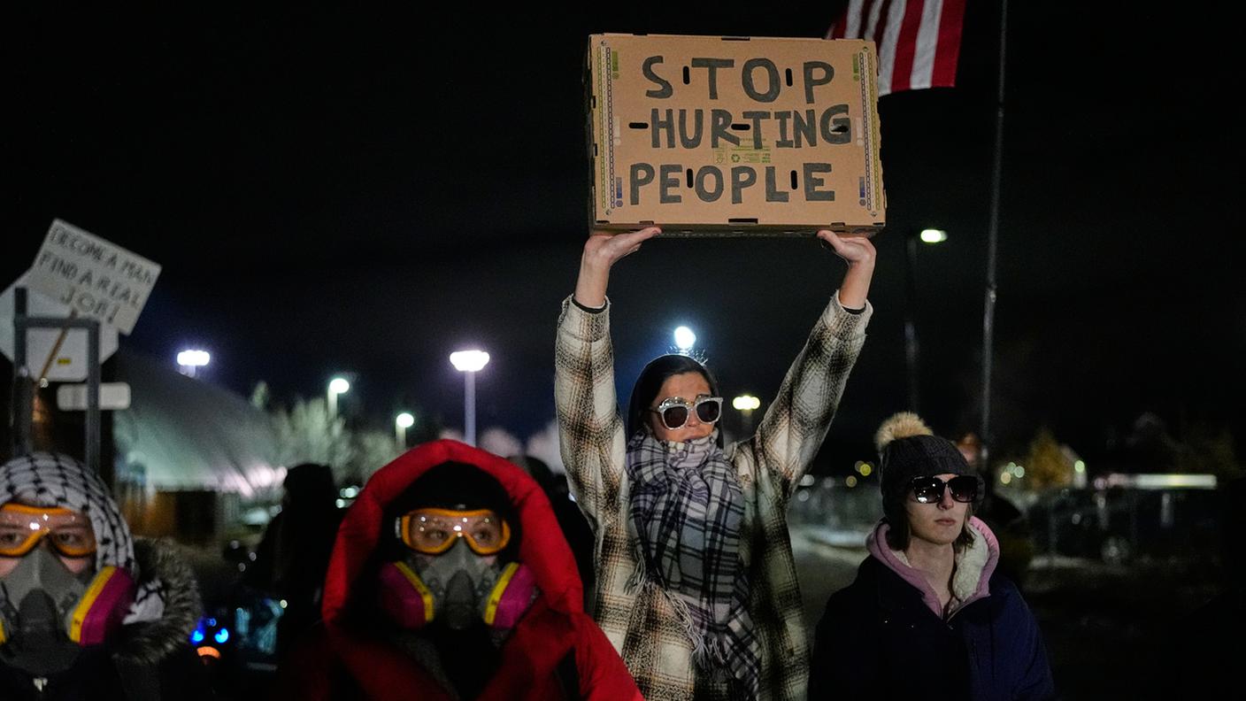 Le proteste continuano a Minneapolis dopo l'uccisione di Renee Good