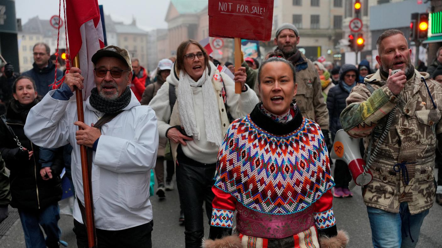Tra le strade di Copenhagen i manifestanti protestano contro le mire di Trump sulla Groenlandia