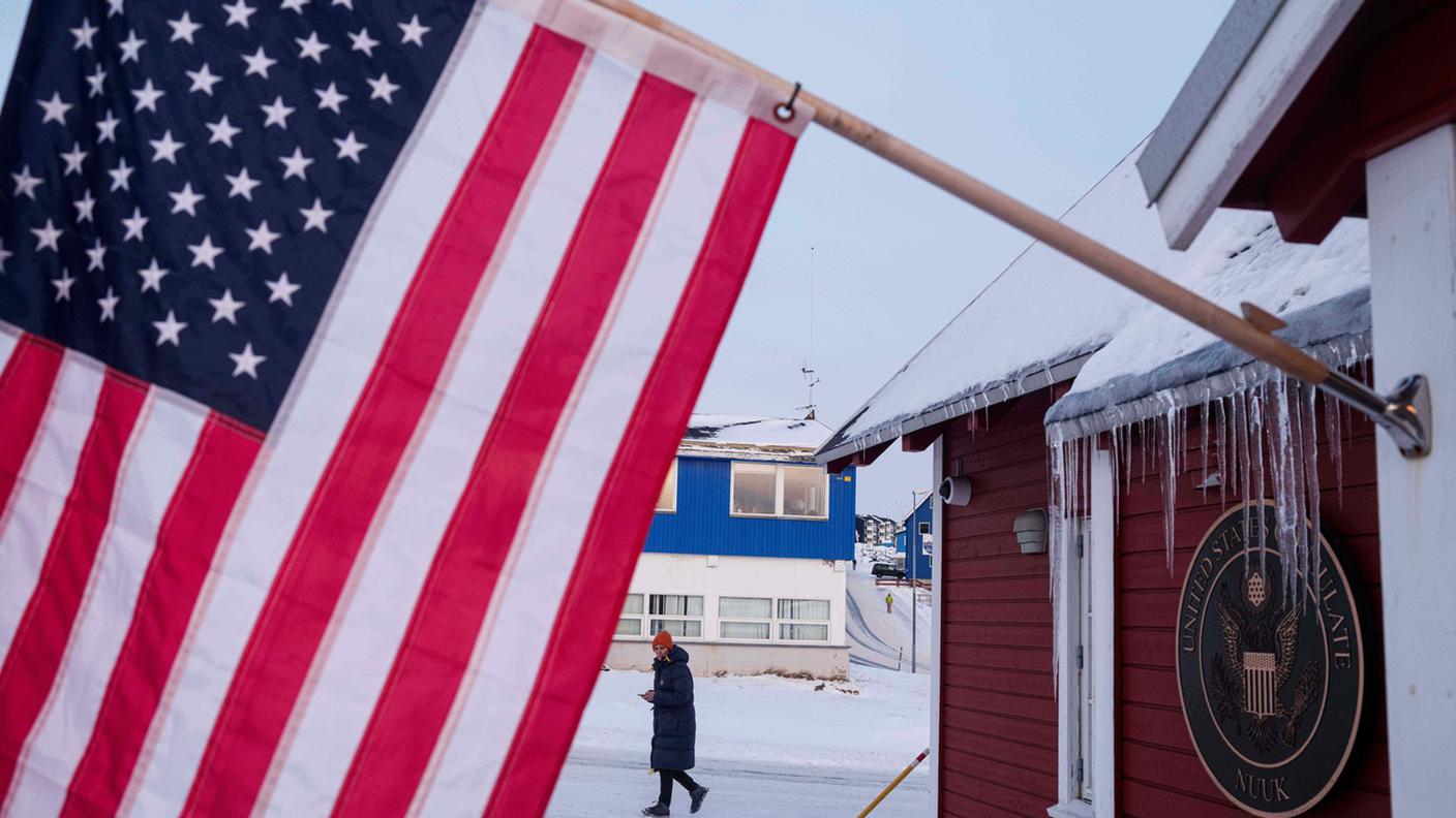 Una bandiera americana è esposta sulla facciata del consolato degli Stati Uniti a Nuuk, in Groenlandia