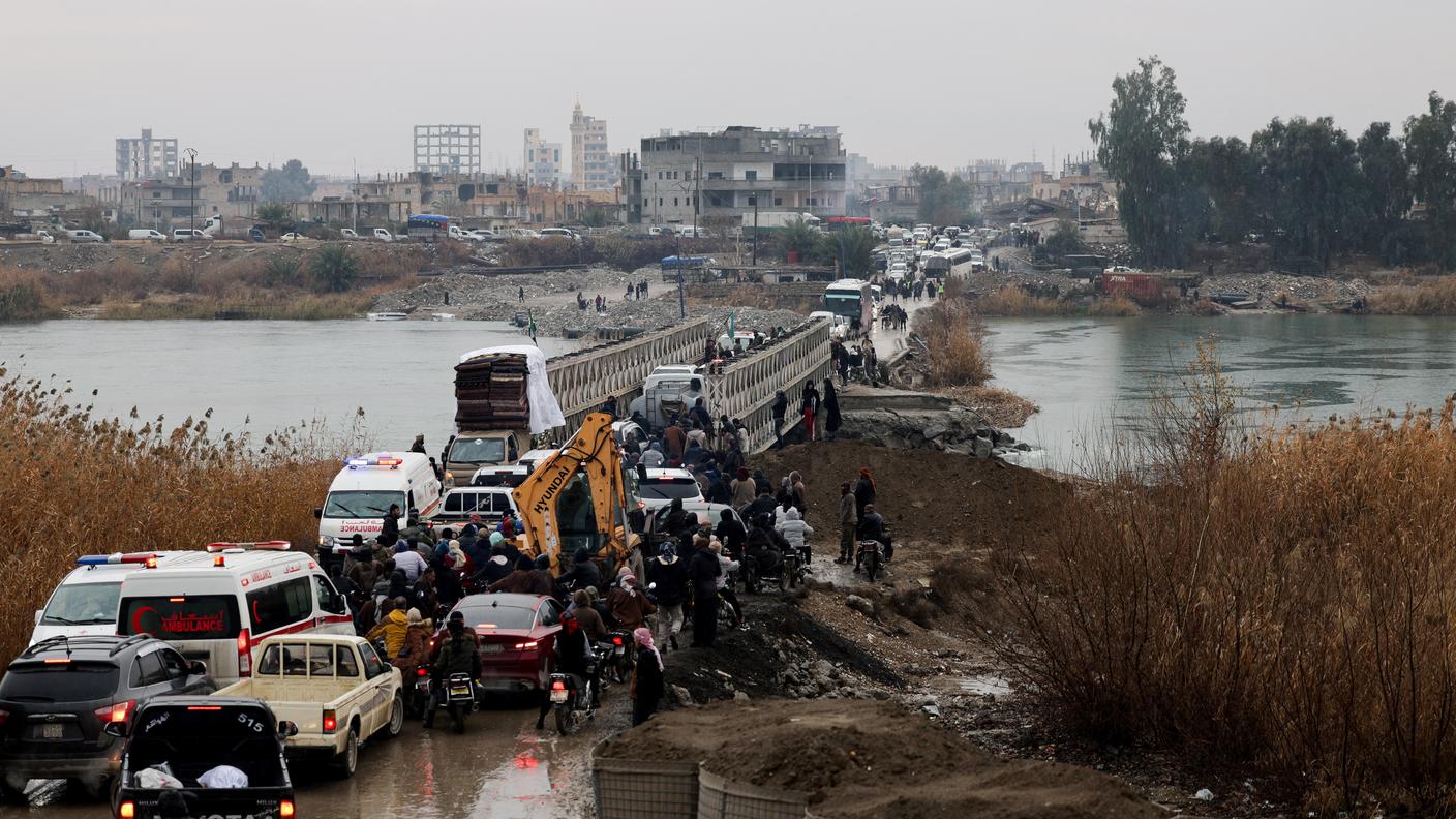 Civili in attesa di attraversare l'Eufrate, di fronte all'avanzata dell'esercito regolare