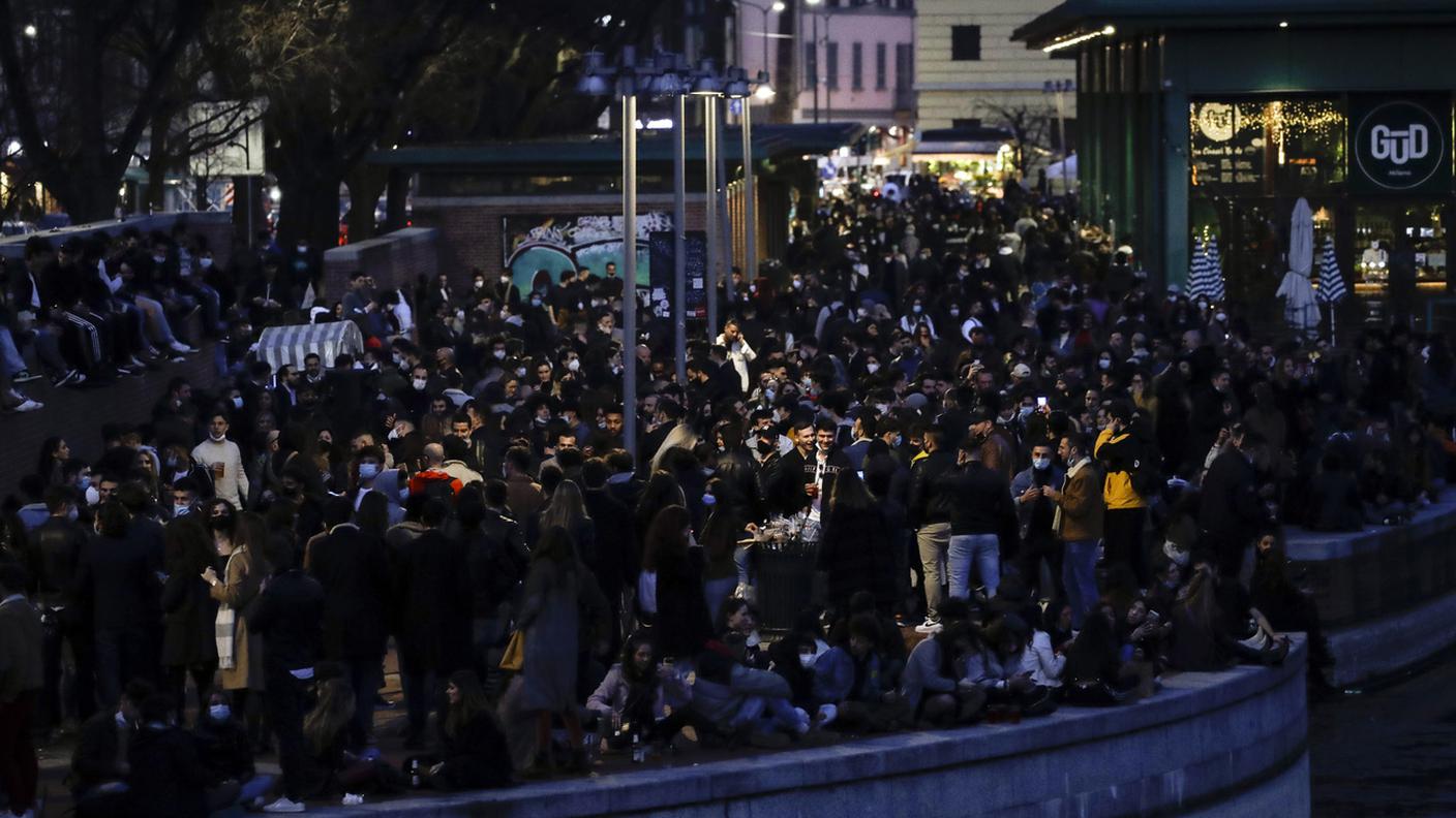 Navigli affollatissimi nell'ultimo sabato sera lombardo in zona gialla