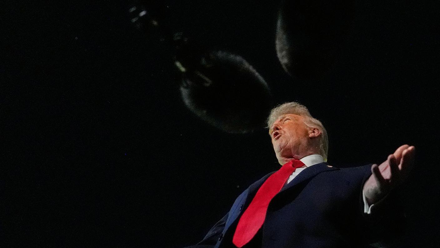  Donald Trump parla ai giornalisti dall'Air Force One al Palm Beach International Airport