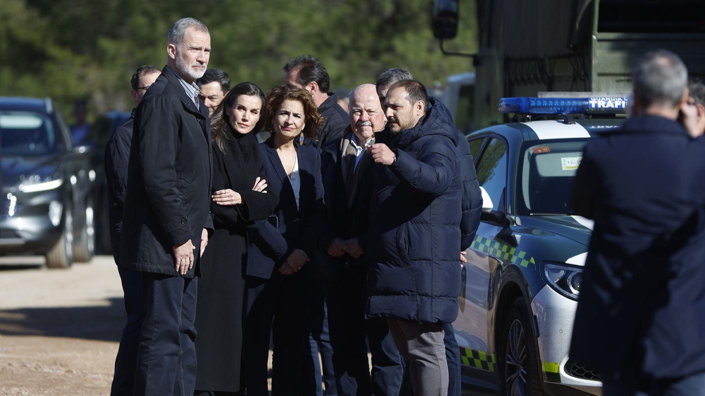 Il re Felipe VI e la regina Letizia di Spagna visitano il luogo della tragedia