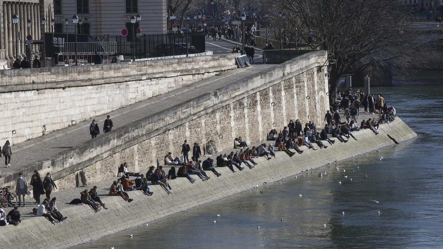 Rive della Senna affollate nonostante le restrizioni in vigore a Parigi