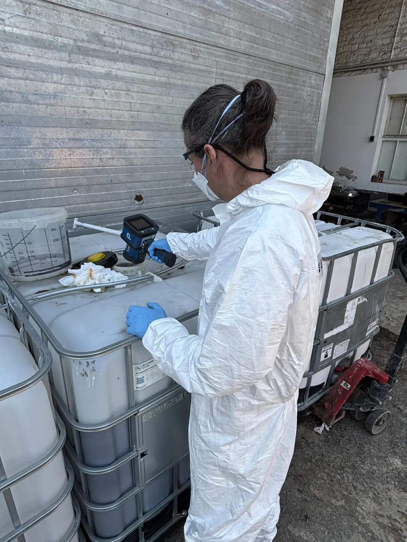 Una funzionaria della polizia tedesca esamina prodotti durante l'indagine contro lo spaccio di droghe di sintesi