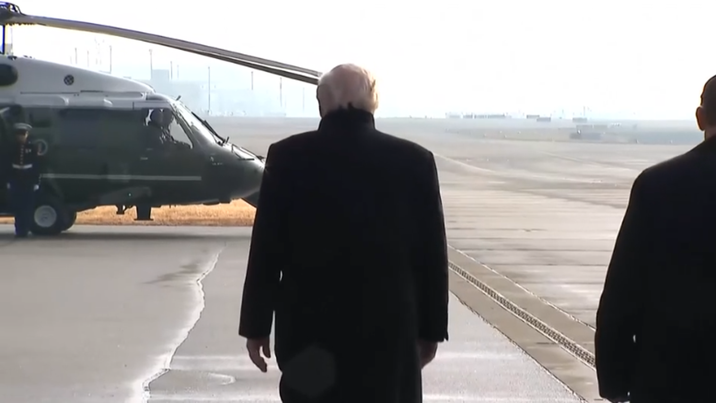 Trump si imbarca sull'elicottero in direzione Davos