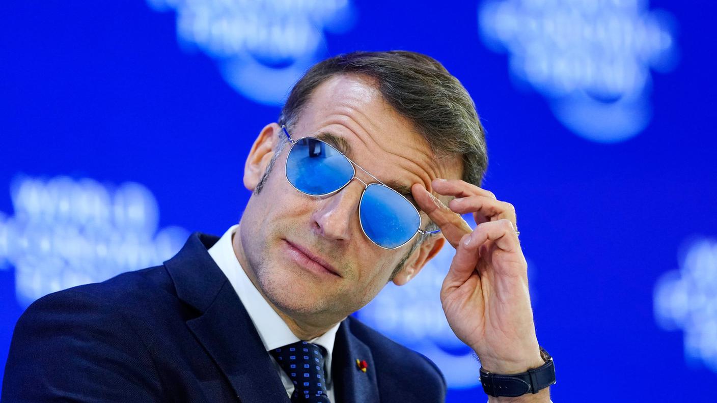 Il presidente francese Macron indossa degli occhiali da sole durante il suo discorso al WEF di Davos nel gennaio del 2026