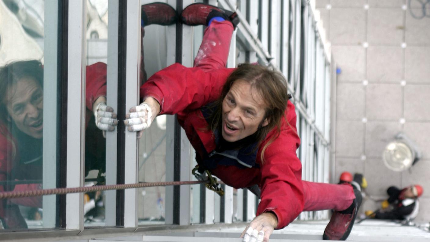 Lo "Spider-Man" francese Alain Robert durante la scalata del Taipei 101 nel 2004