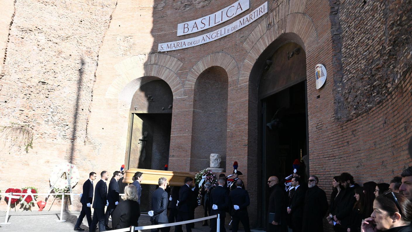 Il feretro portato nella Basilica